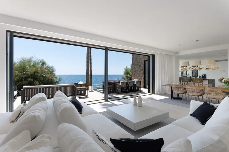 Frontline villa with direct beach access in Port Verd — photo 7