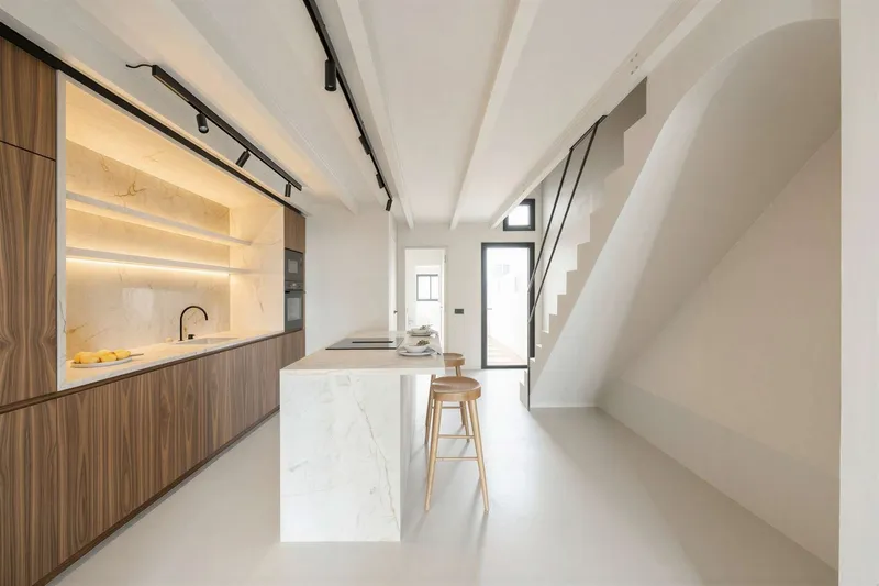 Waterfront location, historic charm, and high-quality design — photo 8