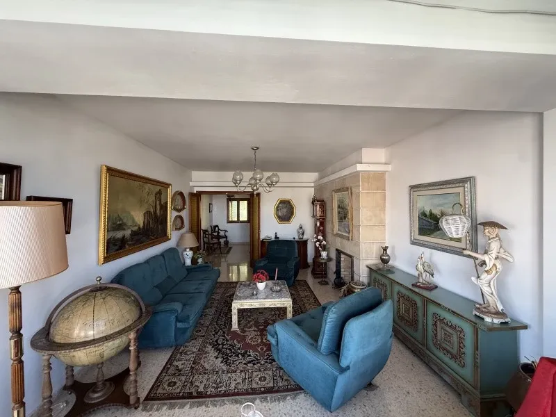 Opportunity: Eighth Floor in a Grand Building — photo 1