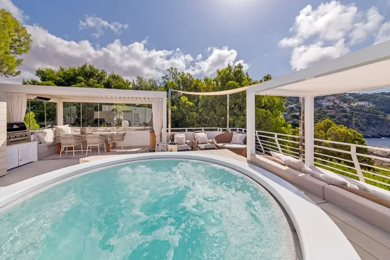 This impressive triplex penthouse, located in the exclusive area of La Mola (Port d'Andratx), combines luxury, design and privileged location. — photo 6