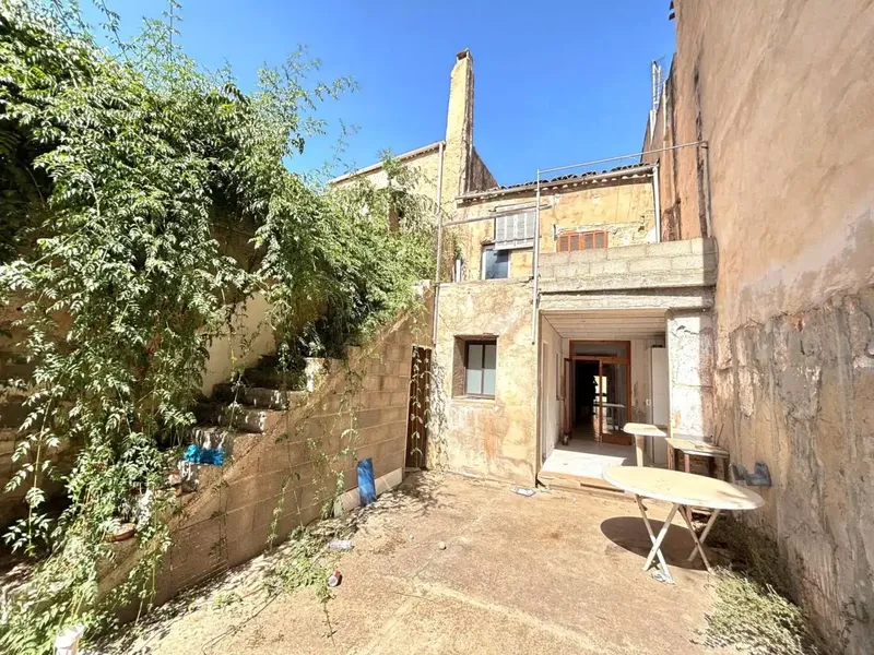 Centrally located house close to all services, just 5 minutes from the town hall square, with multiple options — photo 1