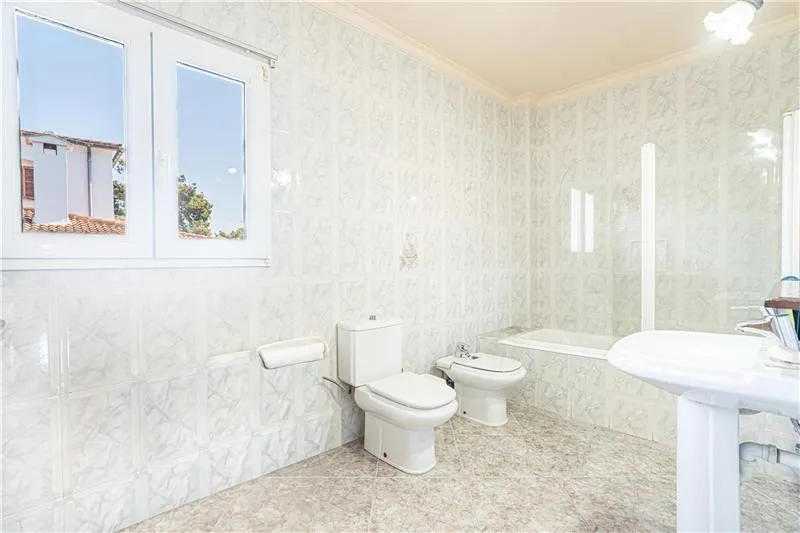 Single-family home on a lot of approximately 505 m² with partial ocean views — photo 10