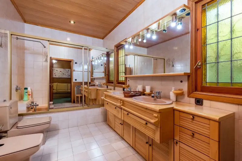 This beautiful classic Mallorcan style villa in Palma de Mallorca is located in a privileged and quiet residential area in the prestigious — photo 12
