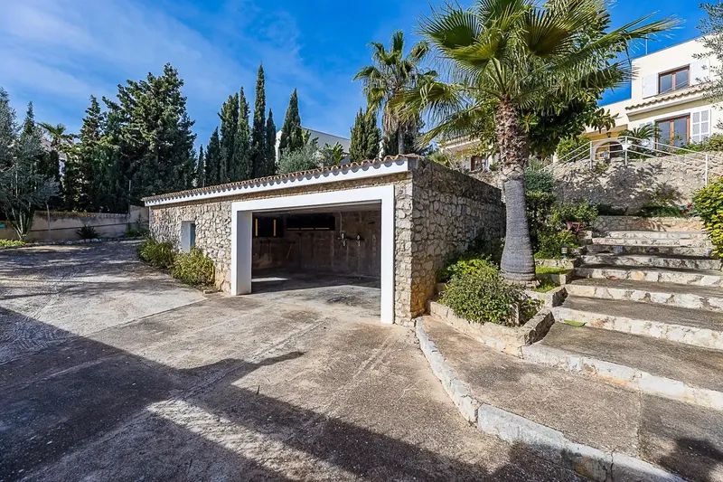 Ubicada en la prestigiosa zona residencial de La Bonanova, esta elegante villa disfruta de agradables vistas al mar y un entorno tranquilo y — photo 9