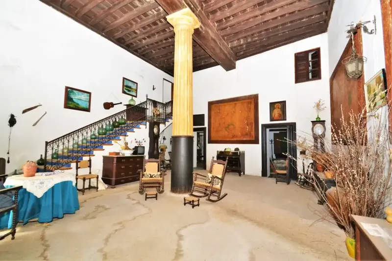 Emblematic house for sale in the center of Muro — photo 1