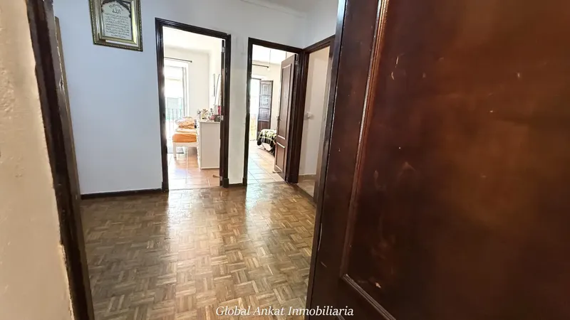 If you are looking for a versatile property, with plenty of space and the tranquility of having only one neighbor, this duplex will light your bulb. — photo 2