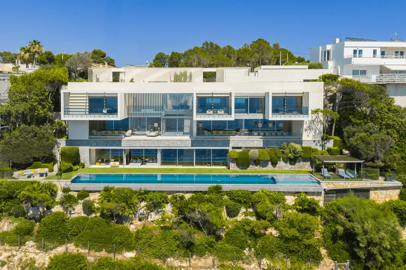 Beachfront villa in Port Adriano — photo 2
