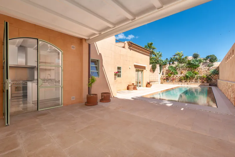 Impressive townhouse for sale in the heart of Ses Salines with pool — photo 6