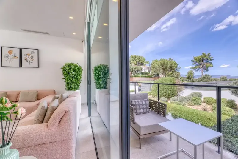 This contemporary villa is located in Son Vida, the most exclusive and prestigious residential enclave in Palma, and combines striking architecture — photo 11
