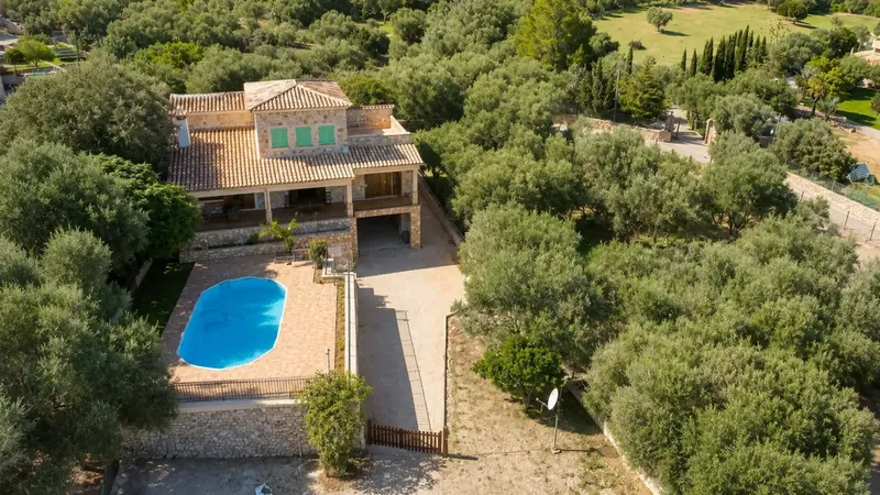 Large Mediterranean finca-style villa in Santa Eugènia, available for long-term rental from 15/08/2026, located in a residential area — photo 5