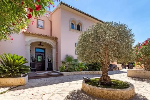 Vallgornera, luxurious Mediterranean-style chalet with a garden oasis and sea views — photo 4