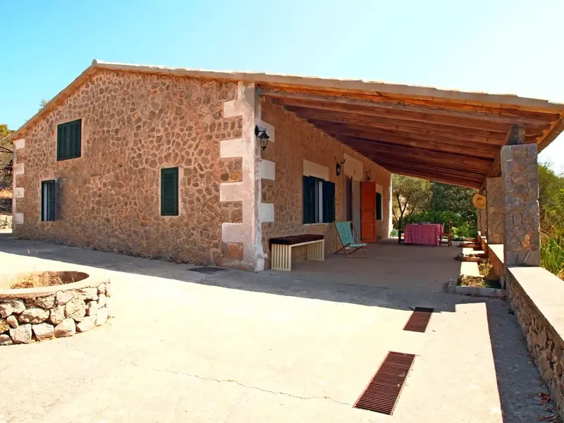 Beautiful Stone House with 80cm walls, on a rustic estate of approx. 33,000m2, has cistern water, Endesa electricity, distributed in — photo 1