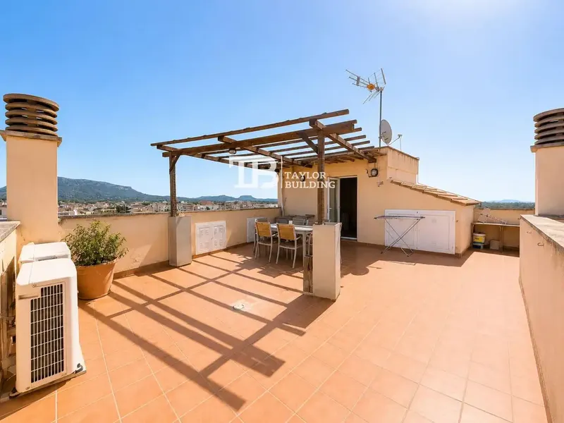 Taylor Building Real Estate presents this penthouse with a private 50 m² solarium and sea views in Llucmajor. — photo 1
