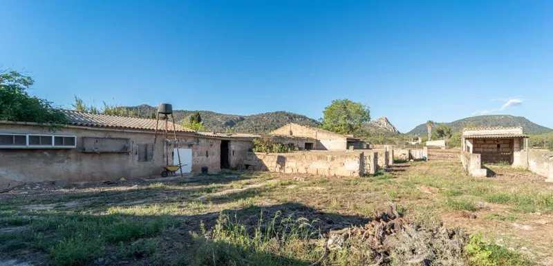 Rustic finca with its own well and mountain views in Llucmajor — photo 2