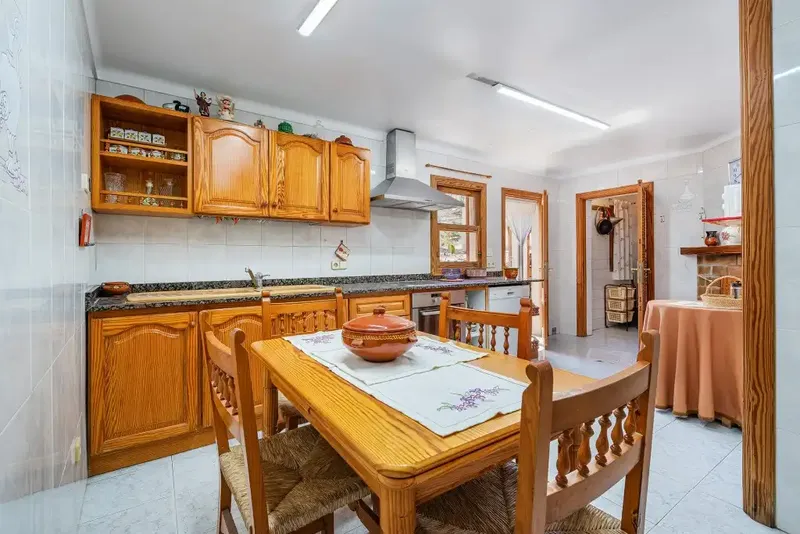 We are pleased to offer this charming village house for sale in Caimari, which boasts a wealth of authentic features and — photo 7