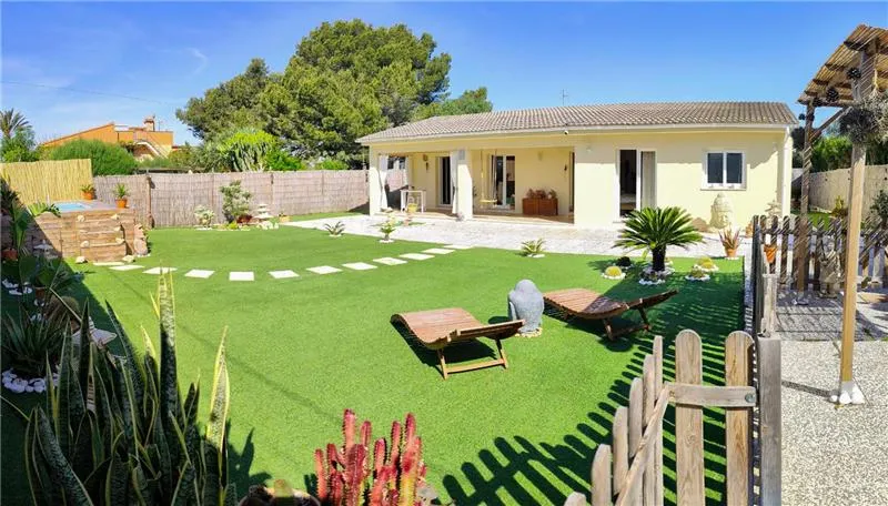 Detached single-storey house on a plot of approx. 598 m² — photo 1