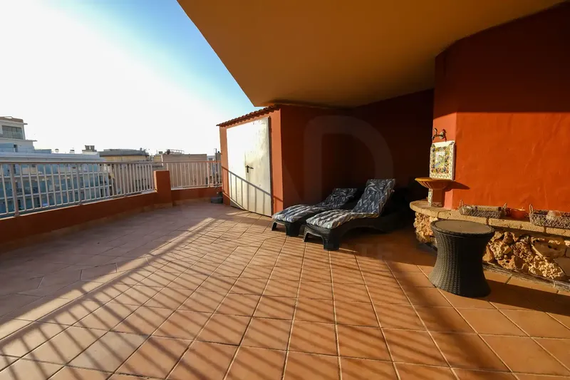 Reformed penthouse with lift and 110 m² terrace, 100 m from the sea (S'Arenal) — photo 2