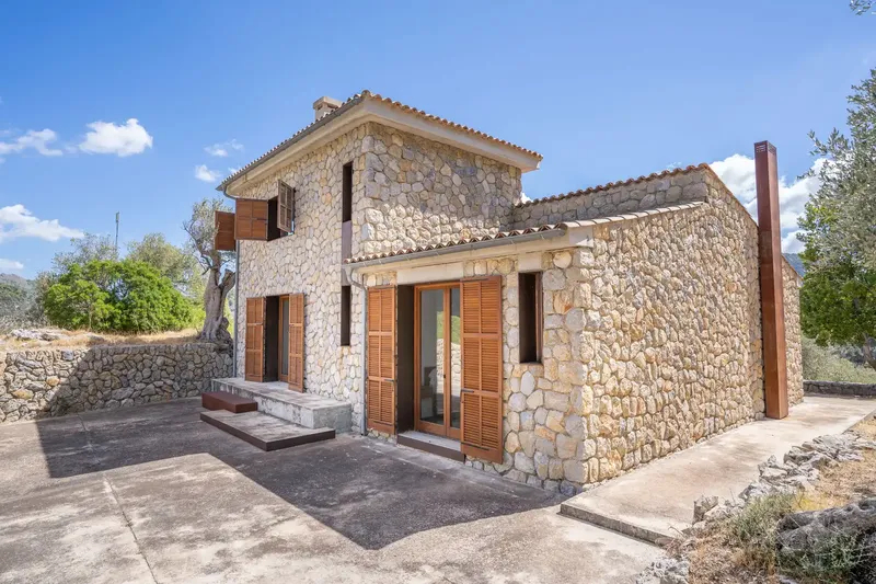This exceptional finca with a plot of approx. 42,000 m² is located in a spectacular natural paradise between Orient and Alaró, in — photo 2