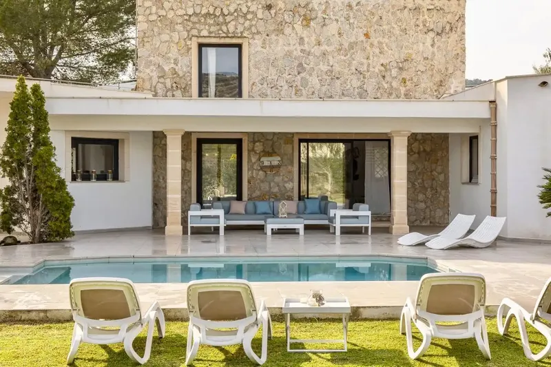 Preciosa villa de 186m2 construidos en un increíble terreno de 2.000m2. La finca se distribuye en un amplio salón comedor con chimenea con a — photo 1