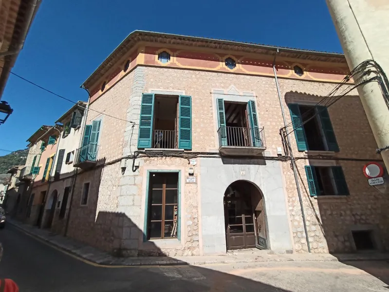 Stunning sixteenth-century Mallorcan palace with garden and pool situated in the historic centre of Sóller — photo 4