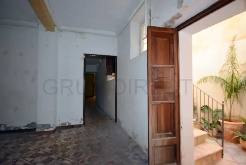 Located in the heart of Palma, Sant Jaume is one of the most elegant neighborhoods in the city. Its stylish residents frequent the wine bars — photo 4