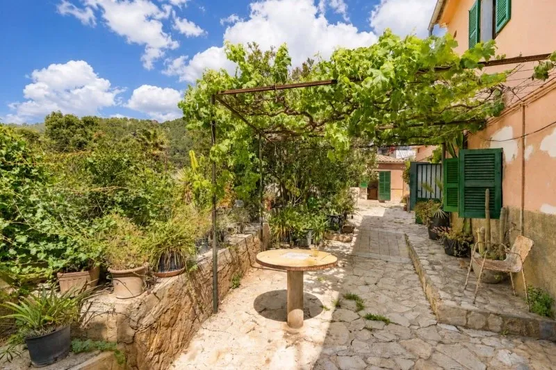 Village house with renovation potential, south-facing terrace and views in Alaró — photo 1