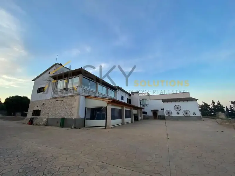 Rustic Farmhouse with Mallorcan Charm and Great Potential in Lloret de Vistalegre — photo 8
