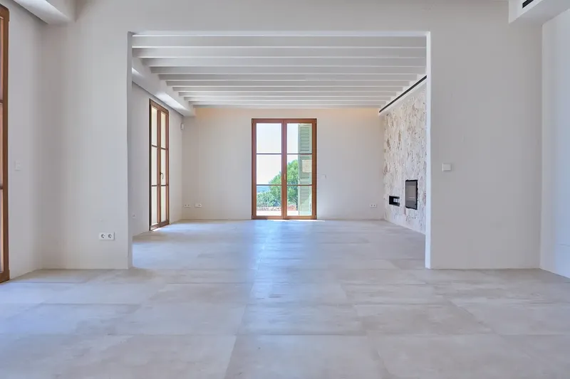 Between the popular coastal town of Cala Millor and the emblematic local mountain, Na Penyal, an exceptional newly built finca awaits you — photo 2