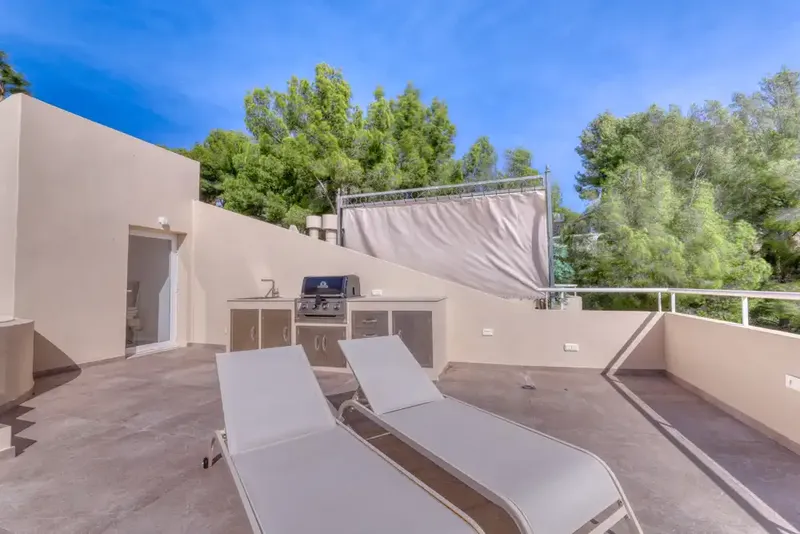 Located near the prestigious Real Bendinat golf course, this recently renovated penthouse offers the perfect blend of sophistication — photo 4