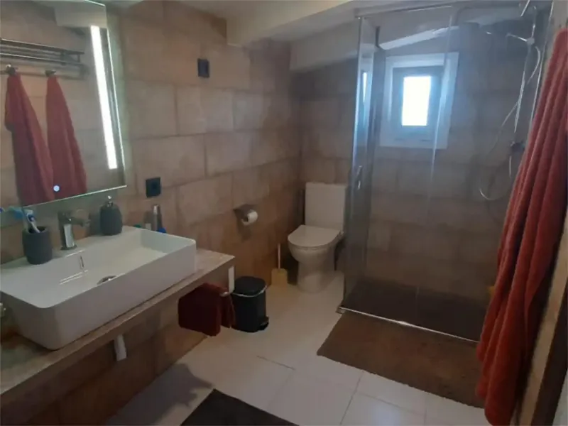Rustic detached country house available for seasonal rental, independent part with 3 bedrooms, bathroom, kitchen-dining room and — photo 10