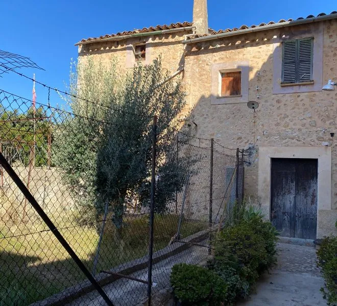 Rustic house in need of complete renovation — photo 1