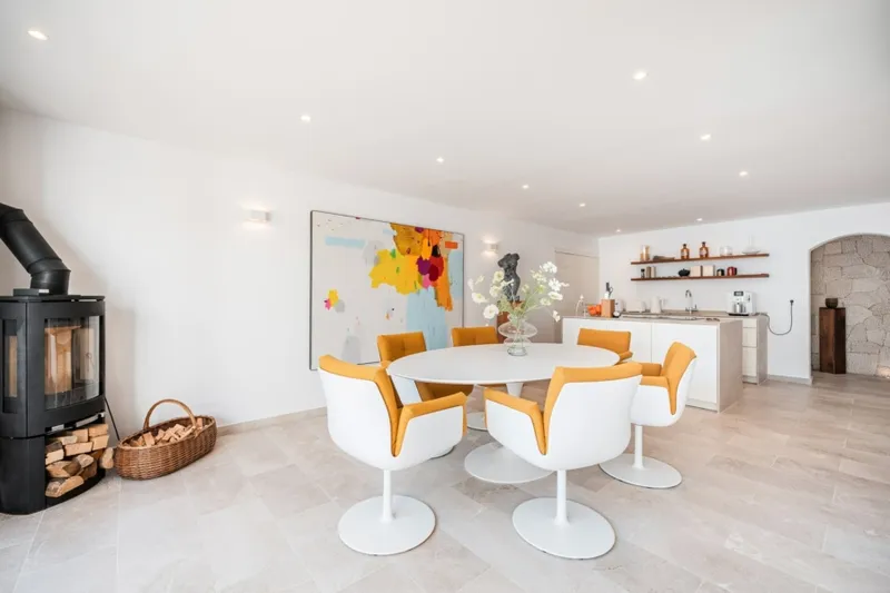 Modern apartment right above the sea — photo 10