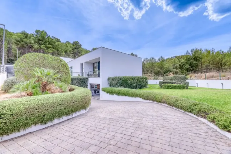 This contemporary villa is located in Son Vida, the most exclusive and prestigious residential enclave in Palma, and combines striking architecture — photo 6