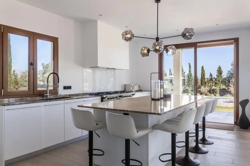 Welcome to your new dream villa! This luxurious detached residence impresses with its bright rooms and a spacious — photo 9