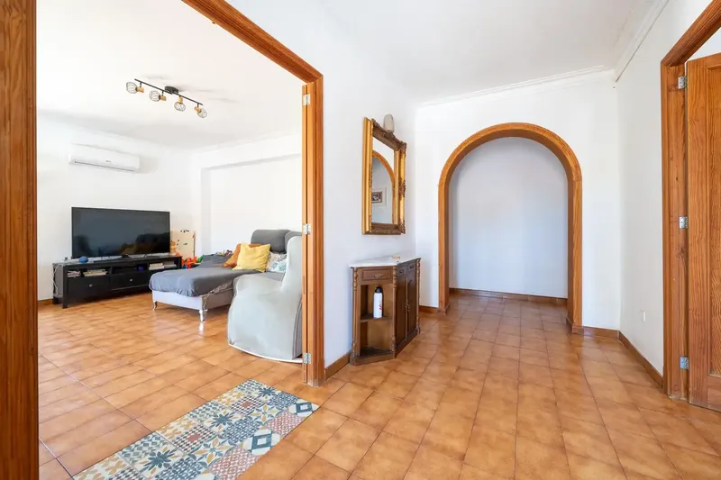 In the heart of Santa Eugènia, one of the most authentic and sought-after villages in the interior of Mallorca, lies this interesting property — photo 2