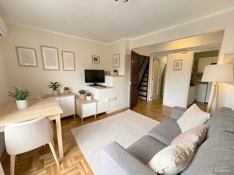 A few steps from Portixol beach, this apartment with independent entrance offers great potential to create a home to your measure — photo 6