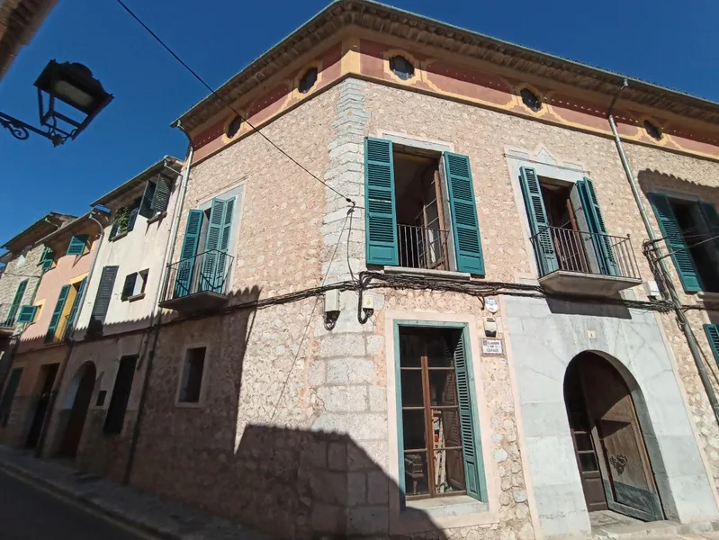 Stunning sixteenth-century Mallorcan palace with garden and pool situated in the historic centre of Sóller — photo 3