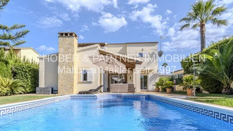 220m² villa with 5 rooms, 4 bathrooms and pool for sale — photo 1