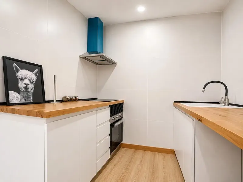 Just a few steps from the sea, in a residential and quiet area of Magaluf, this bright and fully renovated home is located — photo 4