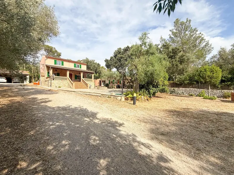 Discover this charming rustic estate offering the perfect combination of comfort and functionality. — photo 3