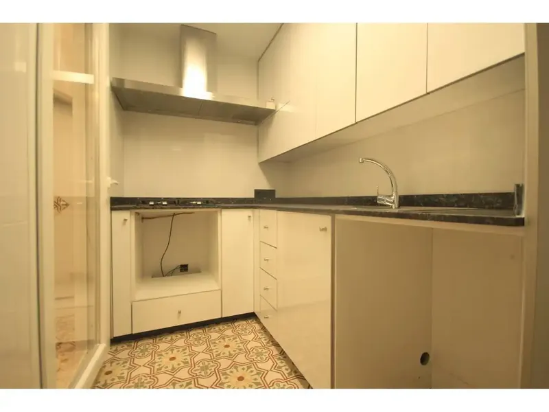 Total area 240 m², usable area 240 m², double bedrooms: 4, 3 bathrooms, condition: renovated — photo 6