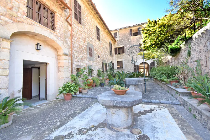 Central townhouse with rooftop terrace on a pedestrian street in Sóller — photo 4