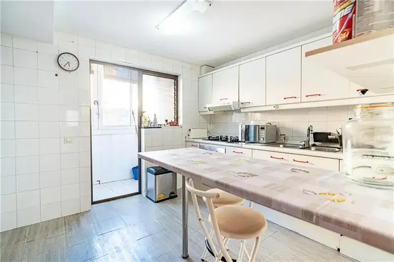 Adosado con jardín y terraza en zona residencial, 162m2 aprox., salón comedor, cocina amueblada y equipada con office, coladuria, 4 dormitor — photo 5