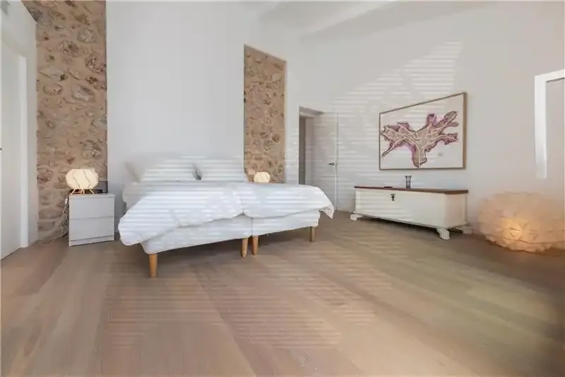 High-quality house on a plot of approx. 400 m², approx. 300 m² built, large living-dining room with fireplace, open fitted kitchen — photo 10
