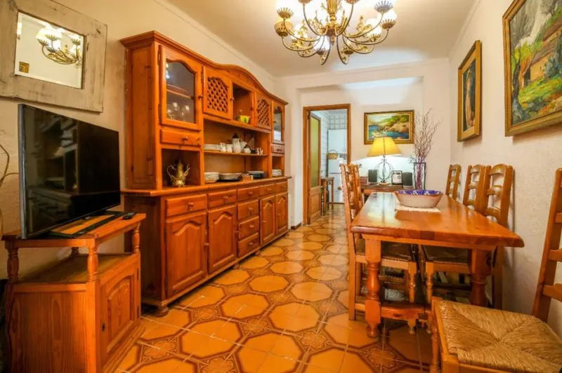 Central Townhouse with Potential — photo 3