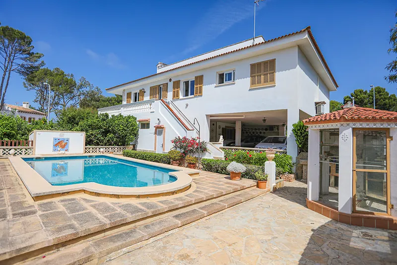 Beautiful villa with a garden and a swimming pool in an exclusive area in Nova Santa Ponsa — photo 1