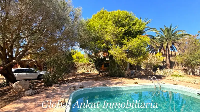 Sumérjase en la paz y el encanto del auténtico estilo de vida mallorquín. Esta singular propiedad rústica, asentada sobre una parcela de 1.1 — photo 2