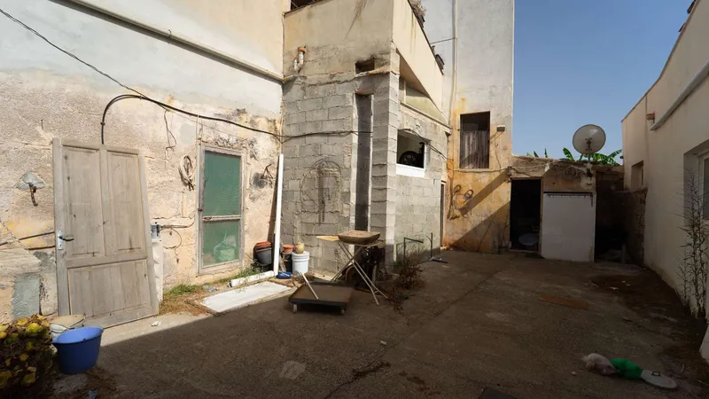 Corner house with garage and garden — photo 7