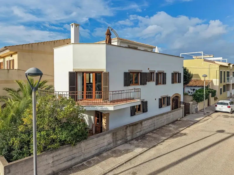 This chalet with sea and mountain views consists of a family house together with an independent apartment in an ideal location — photo 1