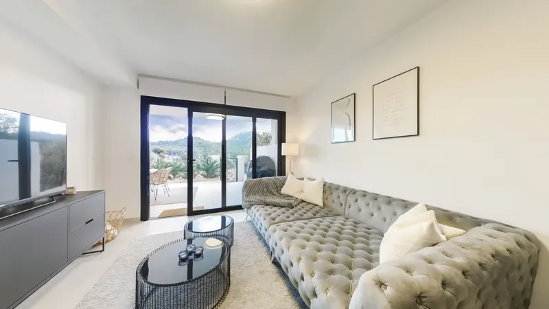 A few steps from the turquoise waters of the idyllic Font de Sa Cala bay, a ground-floor apartment combining modern design, comfort and Mediterranean quality of life awaits you. — photo 2